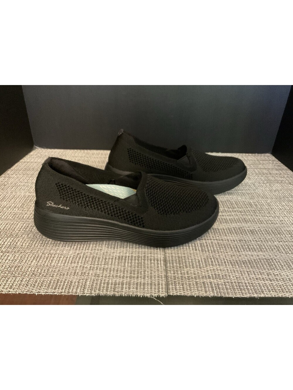 New! Womens Skechers Arch Fit Laguna Adore Her Slip On Shoes. Size 8. Nice Shoes